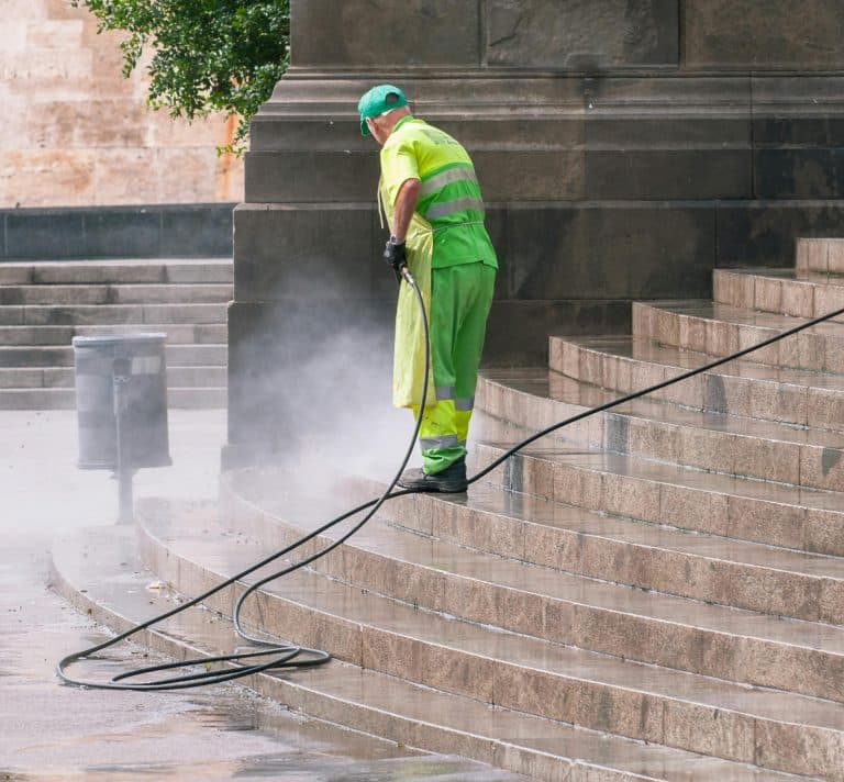 Limpieza profesional exterior con equipo presurizado en Vigo