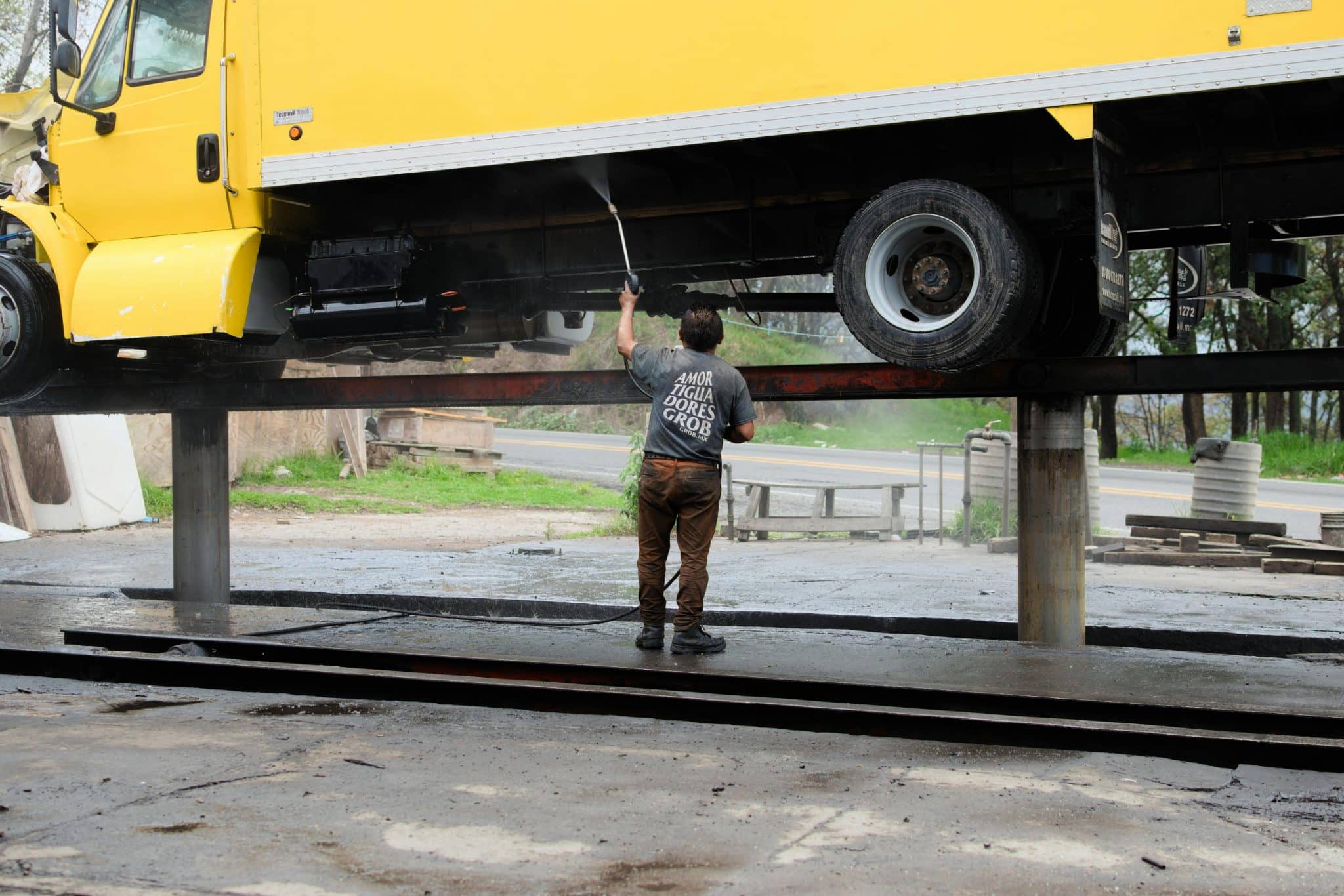 Trabajador limpiando fachada exterior profesionalmente